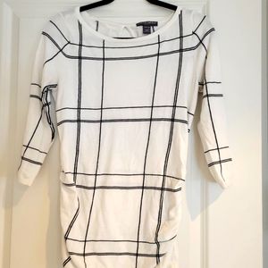 A Pea in the Pod white and black maternity sweater!
